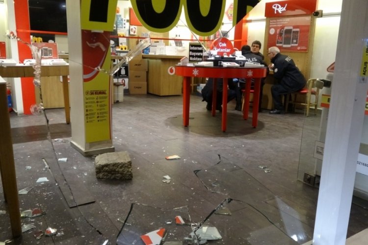 Bursa'da taşla camı kırıp 7 cep telefonu &ccedil;aldı