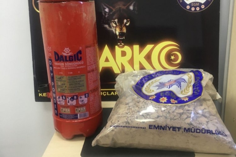 Yangın s&ouml;nd&uuml;rme t&uuml;p&uuml;nde uyuşturucu sakladılar