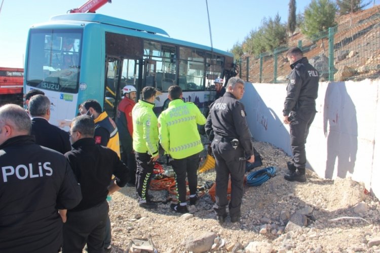 Halk otob&uuml;s&uuml; ile AFAD aracı &ccedil;arpıştı: 1 &ouml;l&uuml;, 3 yaralı