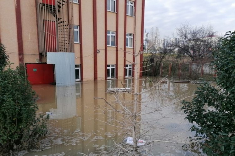 Trabzon'da &ouml;ğrenci yurdunu su bastı