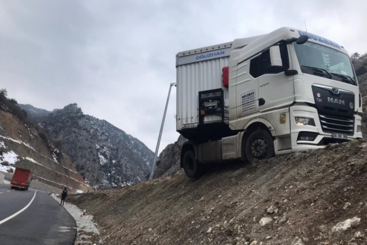 Kontrolden &ccedil;ıkan tır şantiye yolunda asılı kaldı