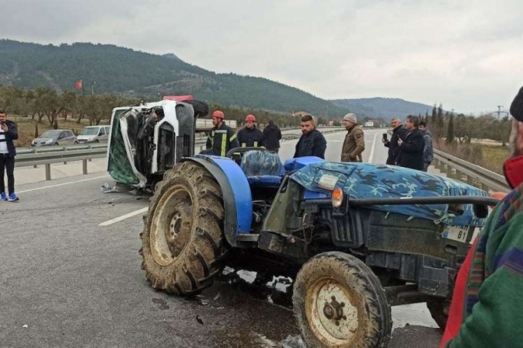 Manisa'da trakt&ouml;r, kamyonetle &ccedil;arpıştı: 3 yaralı
