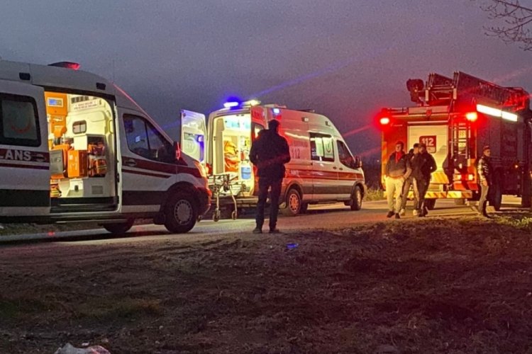 Kontrolden &ccedil;ıkan otomobil ağaca &ccedil;arptı: 1'i ağır 3 yaralı