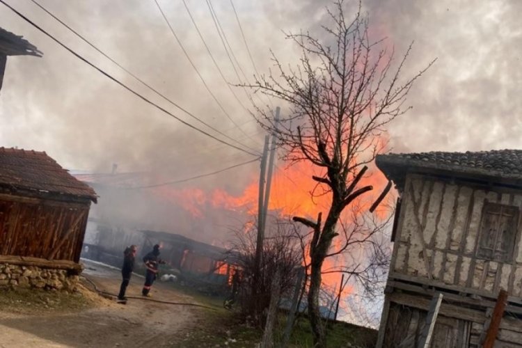 Kastamonu'da altında ahır bulunan ahşap ev yandı