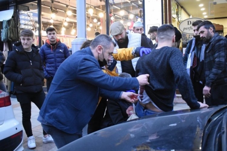 Yolda y&uuml;r&uuml;yen iki arkadaşı bı&ccedil;aklayarak kayıplara karıştı