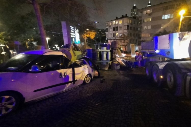 Akılalmaz kaza, tırın taşıdığı vin&ccedil; ara&ccedil;ların &uuml;zerine devrildi