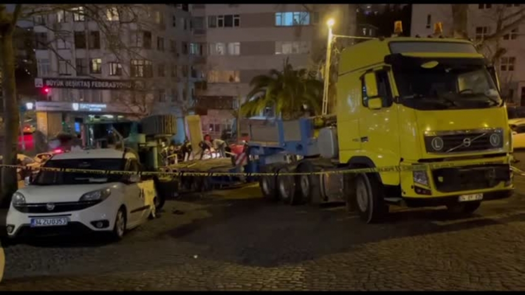 İstanbul'da iş makinesi 3 otomobilin &uuml;zerine devrildi