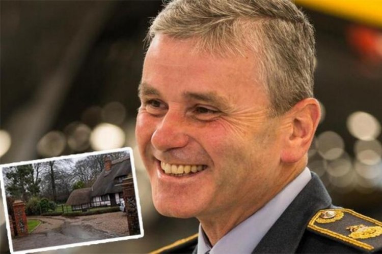 Hava Kuvvetleri Komutanı &ccedil;ıplak dolaşınca kıyamet koptu