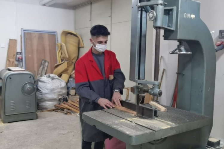 Bursa'da &ouml;ğrenciler hem okuyor hem kazanıyor