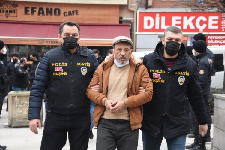 Eskişehir'de kahvehane işletmecisini &ouml;ld&uuml;rd&uuml;, 'hak etti' dedi