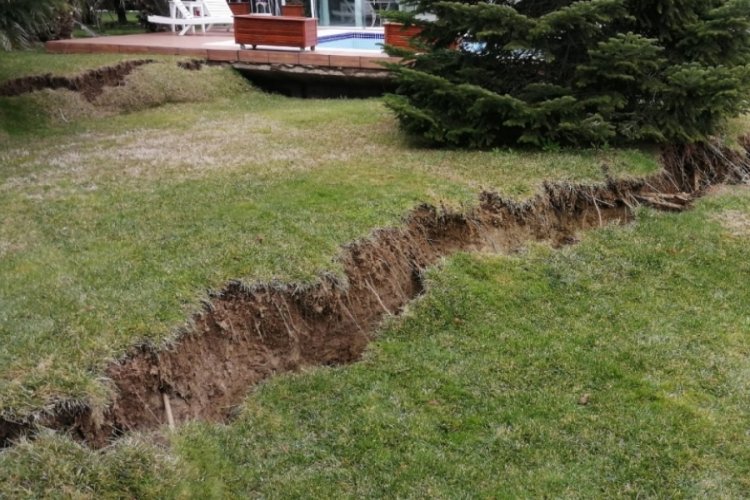 İstanbul'da dev yarıklar oluştu; villalarda &ccedil;&ouml;kme tehlikesi