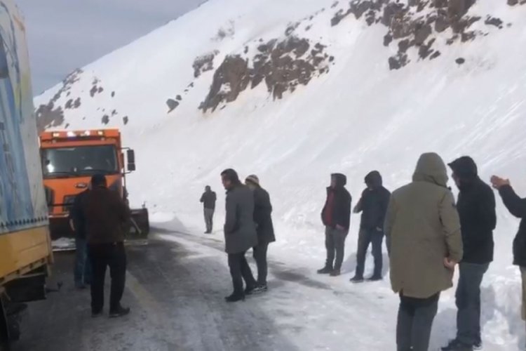 Artvin'de &ccedil;ığ d&uuml;şt&uuml;; iş makinesi kara g&ouml;m&uuml;ld&uuml;