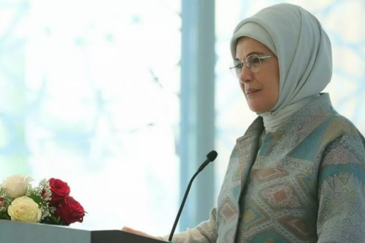 Emine Erdoğan'dan covid a&ccedil;ıklaması: Hastalığı en hafif seyriyle ge&ccedil;iriyorum