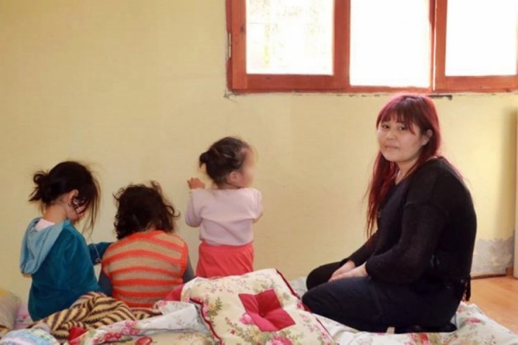 Hem şiddet g&ouml;rd&uuml; hem de 3 &ccedil;ocuğuyla sokağa atıldı