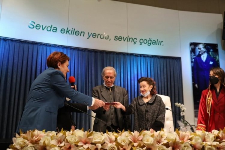 İYİ Partili Akşener, huzurevinde yaşayan &ccedil;iftin nikah şahidi oldu