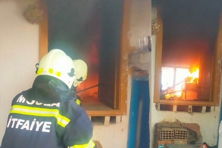Muğla'da &ccedil;ıkan yangında m&uuml;stakil ev kullanılamaz hale geldi