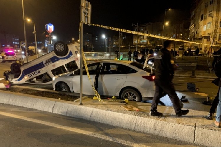 Polis aracı kovaladığı ş&uuml;pheli araca &ccedil;arparak takla attı