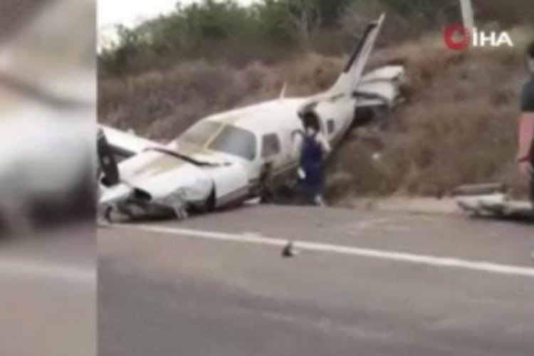 Meksika'da arızalanan u&ccedil;ak otoyola acil iniş yaptı