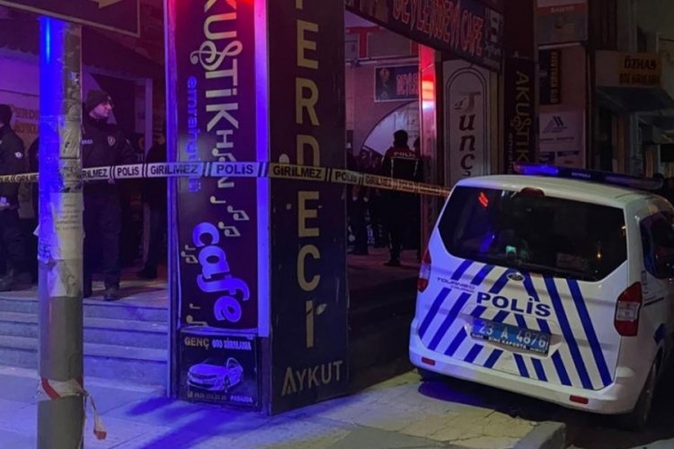 Kız arkadaşıyla tartışıp etrafa rastgele ateş a&ccedil;tı, ardından silahı başına dayadı