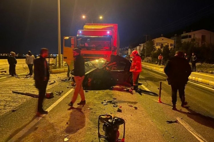 Balıkesir'de tırla &ccedil;arpışan otomobilin s&uuml;r&uuml;c&uuml;s&uuml; hayatını kaybetti