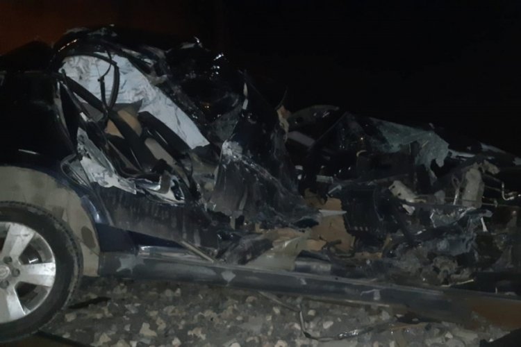 Trenin &ccedil;arptığı otomobilin s&uuml;r&uuml;c&uuml;s&uuml; canını son anda kurtardı