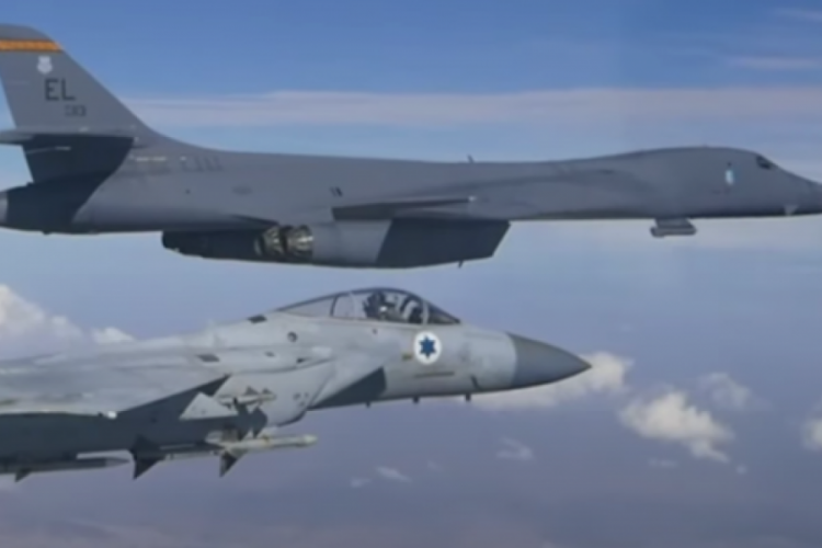 İsrail savaş u&ccedil;akları, İsrail semalarında ABD bombardıman u&ccedil;ağına eşlik etti