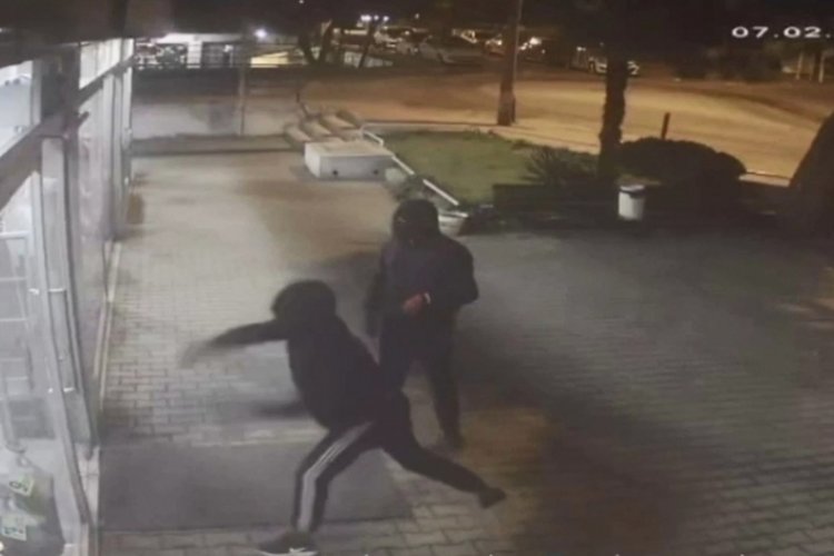 İstanbul &Ccedil;ekmek&ouml;y'de kapıyı kaldırım taşıyla kırdı