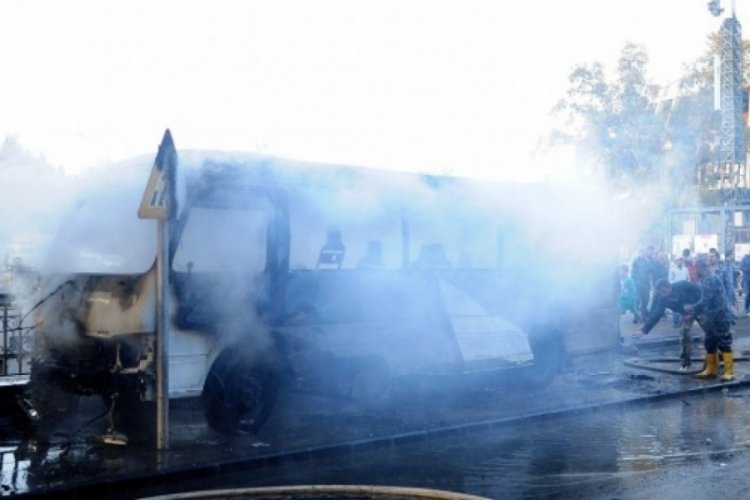 Askerleri taşıyan otob&uuml;s infilak etti! 1 &ouml;l&uuml;, 11 yaralı