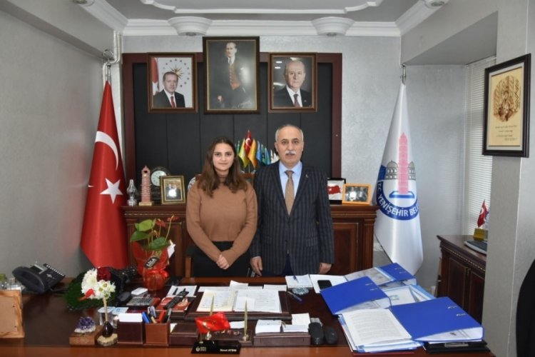 Bursa'da kızını belediye başkanının koltuğunda g&ouml;ren annenin duygu dolu anları