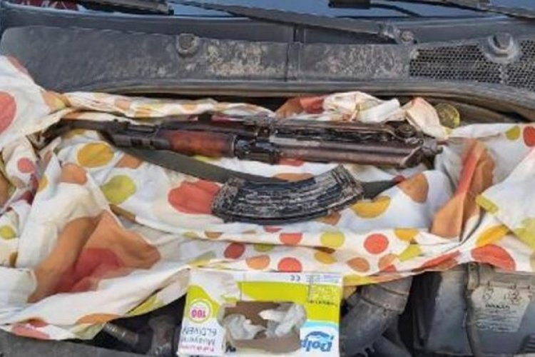 Polisin ş&uuml;phesiyle ortaya &ccedil;ıktı! Uzun namlulu silahla yakalandılar