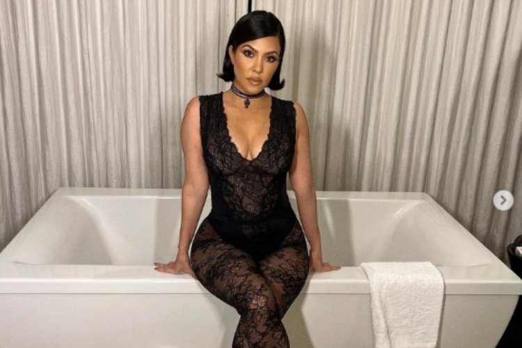 Kourtney Kardashian transparan tulum giydi