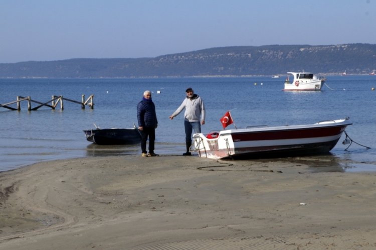 &Ccedil;anakkale'de tekneler karaya oturdu!