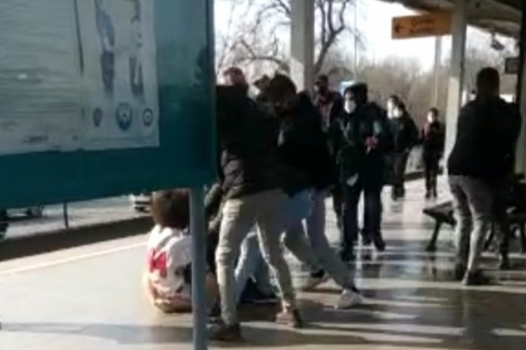 Bursa'da metro durağında iki gen&ccedil; grup arasında kavga