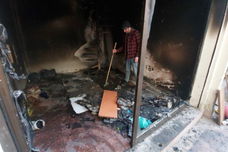 İzmir'de iş hanındaki d&uuml;kkanda yangın: 1 &ouml;l&uuml;