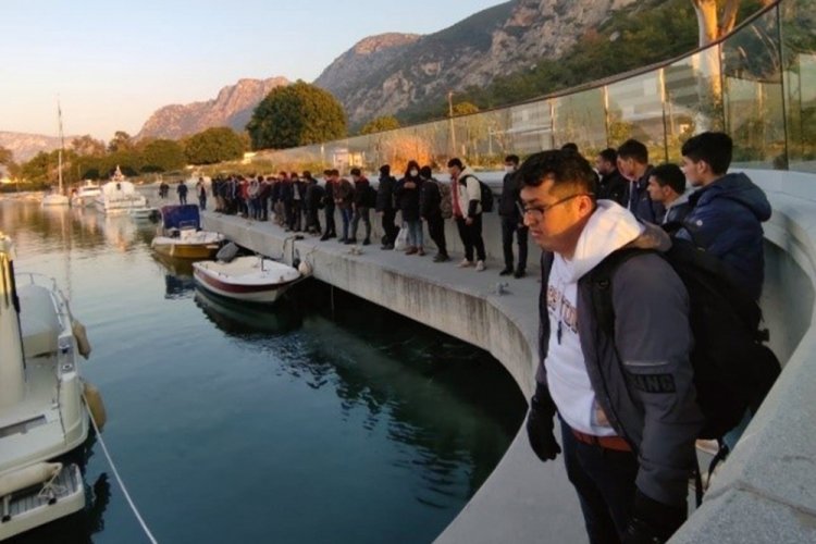 Yelkenli teknede 111 g&ouml;&ccedil;men yakalandı