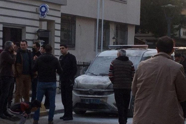 Karakolun &ouml;n&uuml;ndeki polis otosunu yaktı