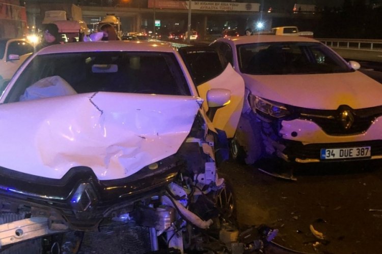 İstanbul'da feci kaza! 4 ara&ccedil; birbirine girdi