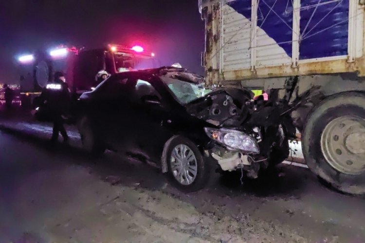 Otomobil kamyona ok gibi saplandı: 1 yaralı
