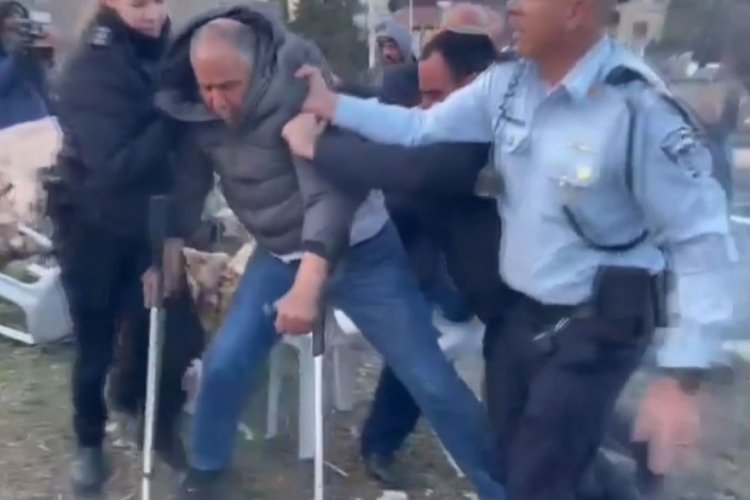 İsrail g&uuml;&ccedil;lerinden 55 yaşındaki koltuk değnekli adama darp