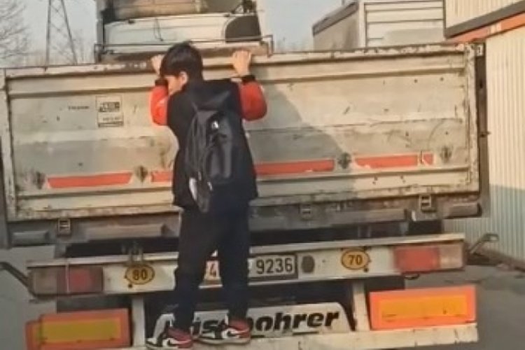 Bursa'da okula yetişebilmek i&ccedil;in tehlikeye atladı