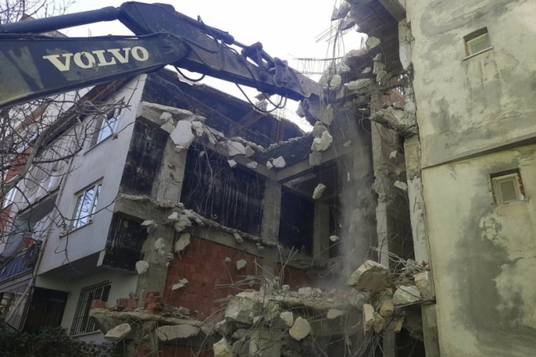 Bursa'da 4 katlı ka&ccedil;ak bina yıkıldı!