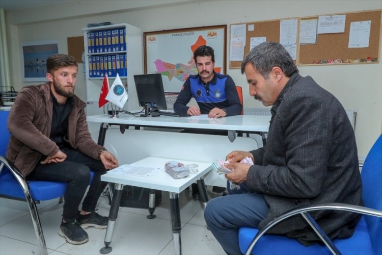 Yolda bulduğu parayı sahibine ulaştırdı