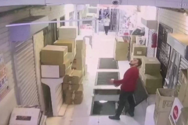 İstanbul'da telefonuna bakarak y&uuml;r&uuml;rken aşağıya d&uuml;şt&uuml;