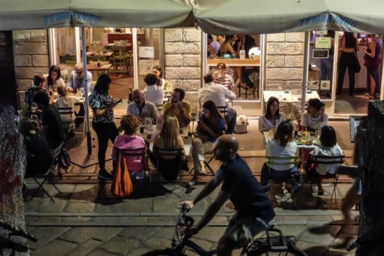 O &uuml;lkede Covid aşısı olmamış 50 yaş &uuml;st&uuml; kişiler işe gidemeyecek