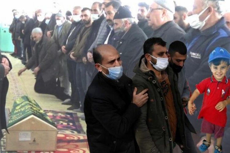 Yangında &ouml;len ikizlerin cenazesinde g&ouml;zyaşları sel oldu