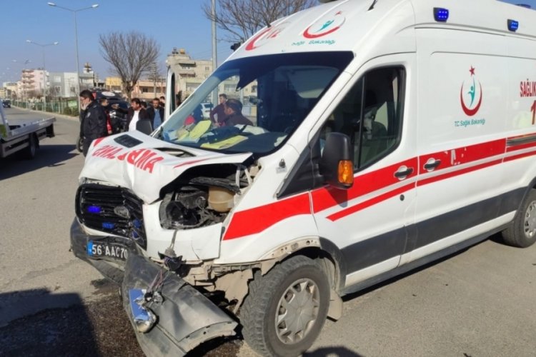 Ambulans ile otomobil &ccedil;arpıştı! 8 kişi yaralandı