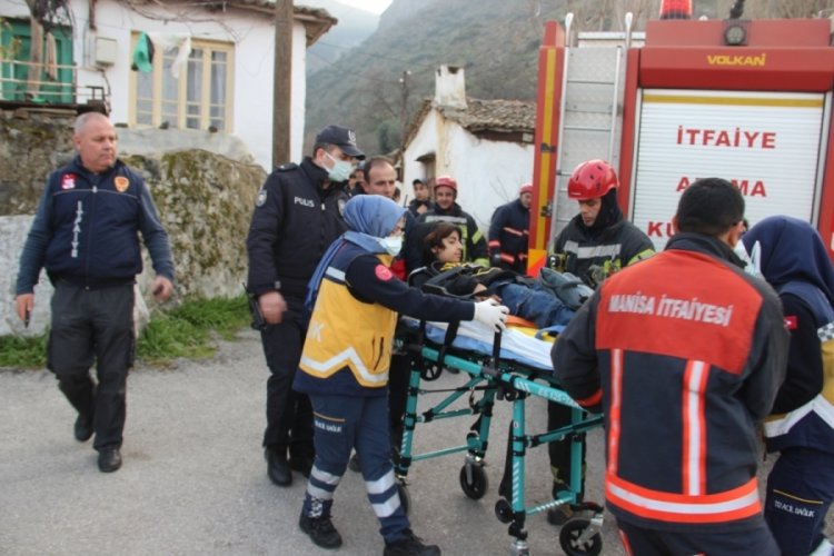 İki &ccedil;ocuk 30 metreden dereye yuvarlandı