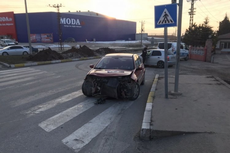Otomobil ile hasta taşıyan ambulans &ccedil;arpıştı: 5 yaralı