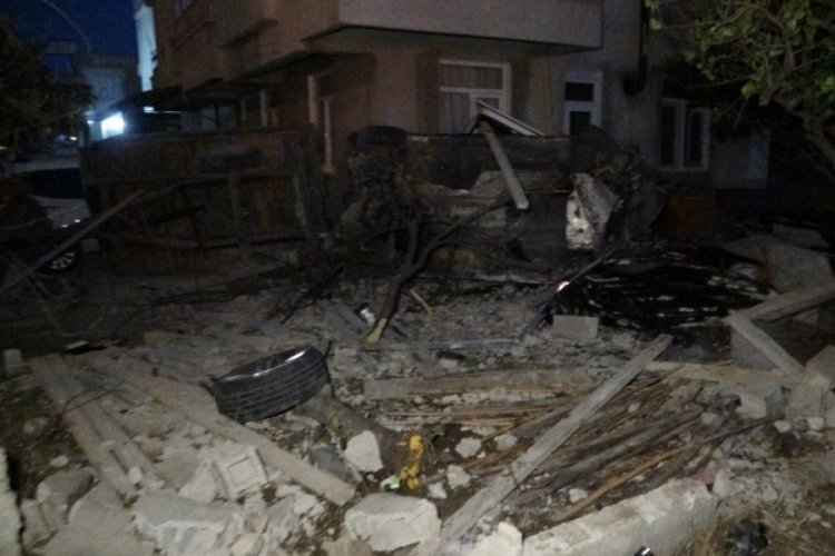 Otomobil bah&ccedil;e duvarını aştı, r&ouml;morku devirip evin duvarına &ccedil;arptı: 3 yaralı