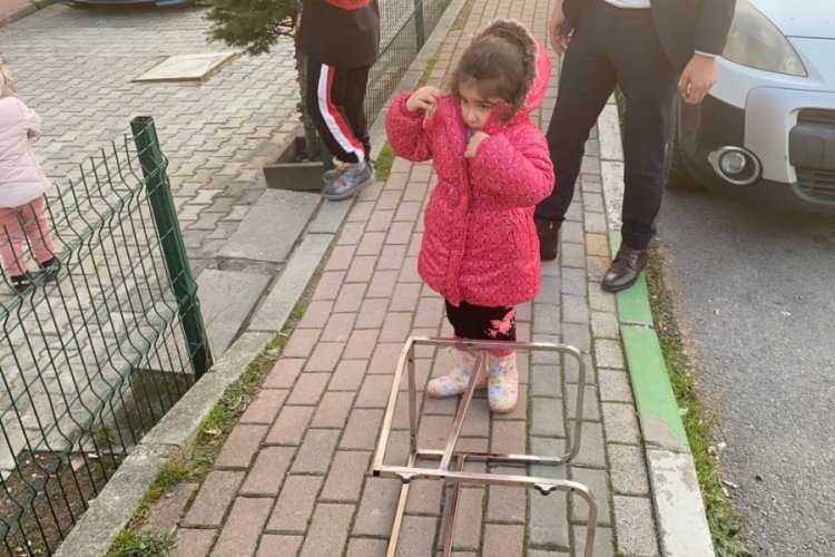 Sehpa demirine sıkışan &ccedil;ocuğu itfaiye kurtardı